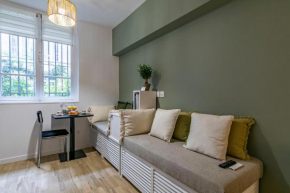 Design and Quiet studio on wooded courtyard !